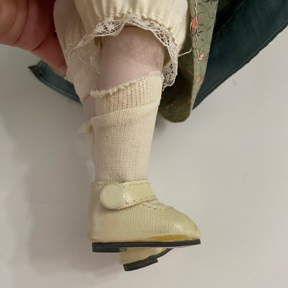 VINTAGE 1992 JC PENNEY GREEN EYES PORCELAIN DOLL - Picture 8 of 14